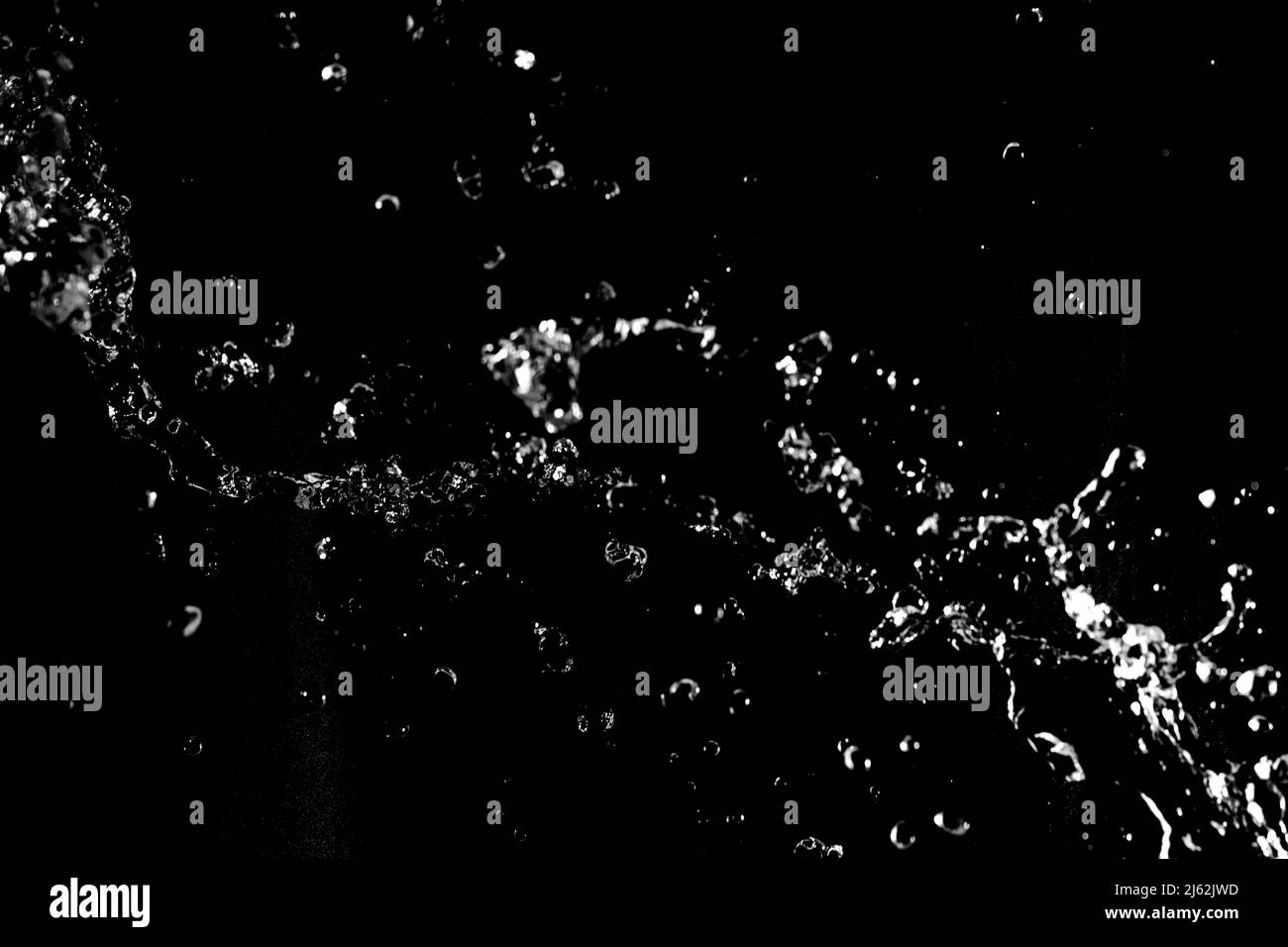 Wasserspritzer isoliert auf schwarzem Hintergrund. Weiße Düsen mit Tropfen. Hochwertige Fotos Stockfoto