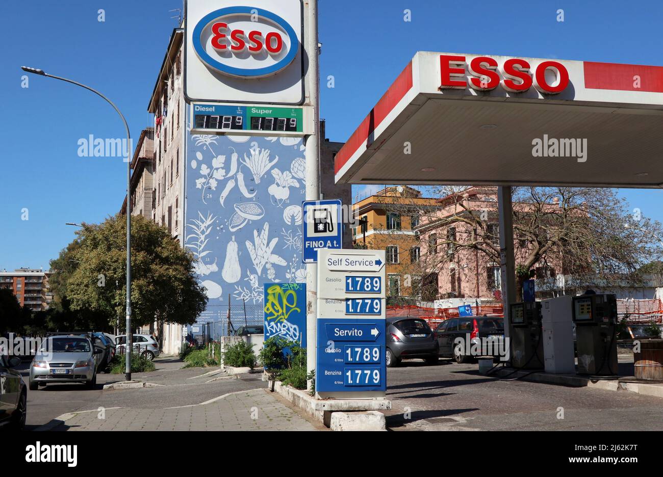 Rom, Italien. 26. April 2022. Preise an einer Tankstelle in Rom, Italien, April 26 2022. Wie fuelo.net berichtet, sind die Kraftstoffpreise in Italien in den letzten apriltagen gesunken. Seit der Invasion Russlands in die Ukraine sind die Benzin- und Gaspreise in die Höhe geschossen, da Russland zu den weltweit führenden Ölproduzenten und -Exporteuren zählt. Darüber hinaus wirken sich der Mehrwertsteuersatz von 22 Prozent in Italien und eine zusätzliche Steuer namens „accisa“ stark auf den Kraftstoffpreis aus. (Foto: Elisa Gestri/Sipa USA) Quelle: SIPA USA/Alamy Live News Stockfoto