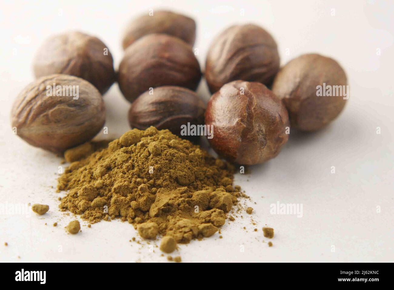 Gemahlene Muskatnuss und Pulver auf dem Tisch aus nächster Nähe, Stockfoto