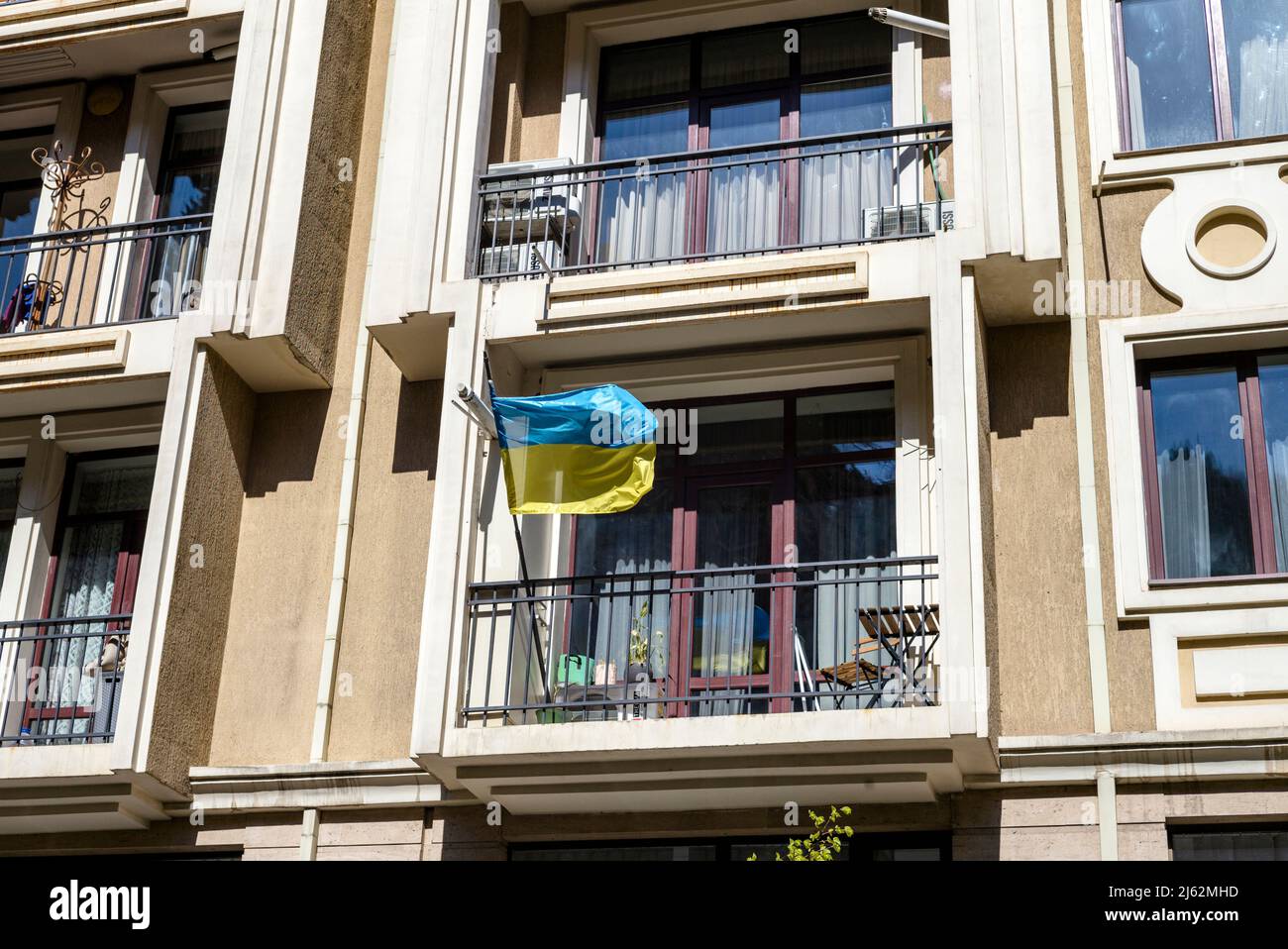 Fenster mit ukrainischer Flagge, Tiflis April 2022. Der Krieg in der Ukraine hat eine riesige Welle der Solidarität in Georgien ausgelöst. Stockfoto