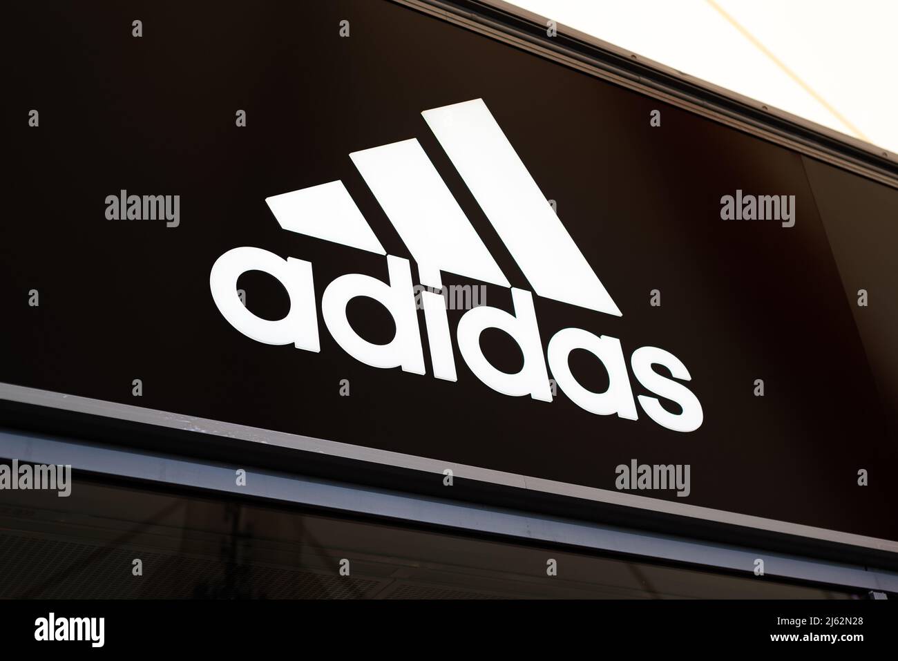Adidas Sportgeschäft Schild mit Logo im Ashford Outlet Center, Kent, England, Großbritannien. Stockfoto