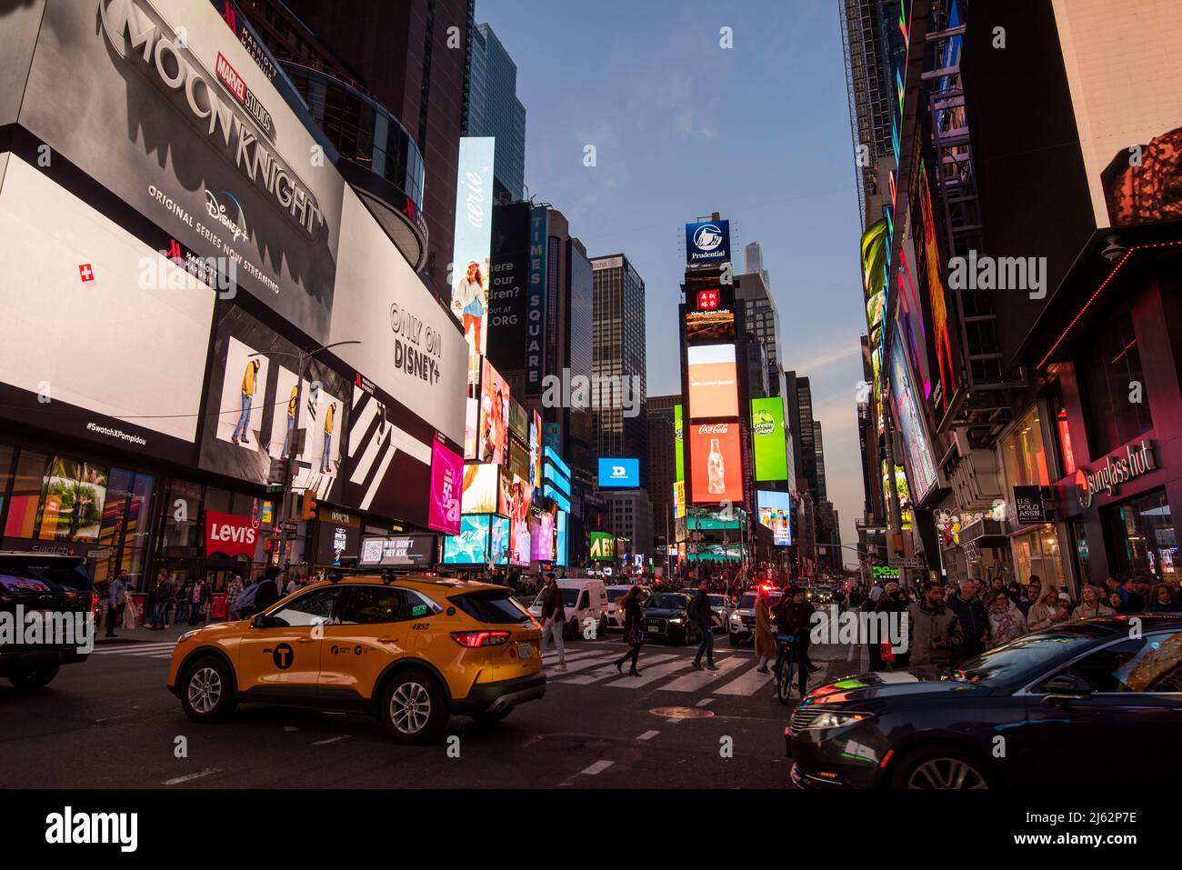 Abenddämmerung am Times Square, Midtown Manhattan, New York USA Stockfoto