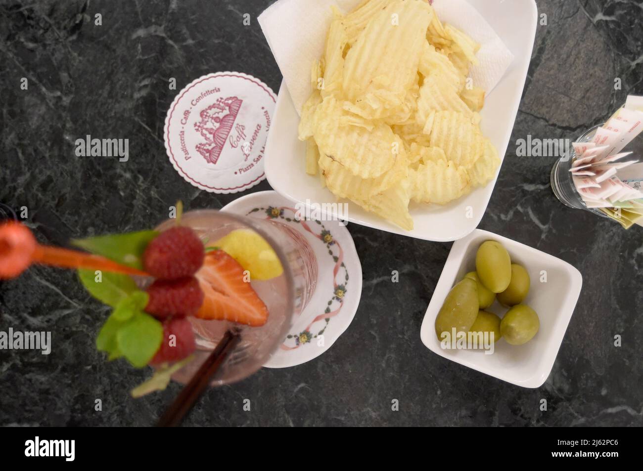 Venedig, Italien. 26. April 2022. Auf dem Markusplatz im Cafe Lavena befindet sich das alkoholfreie Getränk Skiwasser auf der Theke. Venedig ist derzeit Gastgeber der Kunstbiennale 59.. Quelle: Felix Hörhager/dpa/Alamy Live News Stockfoto