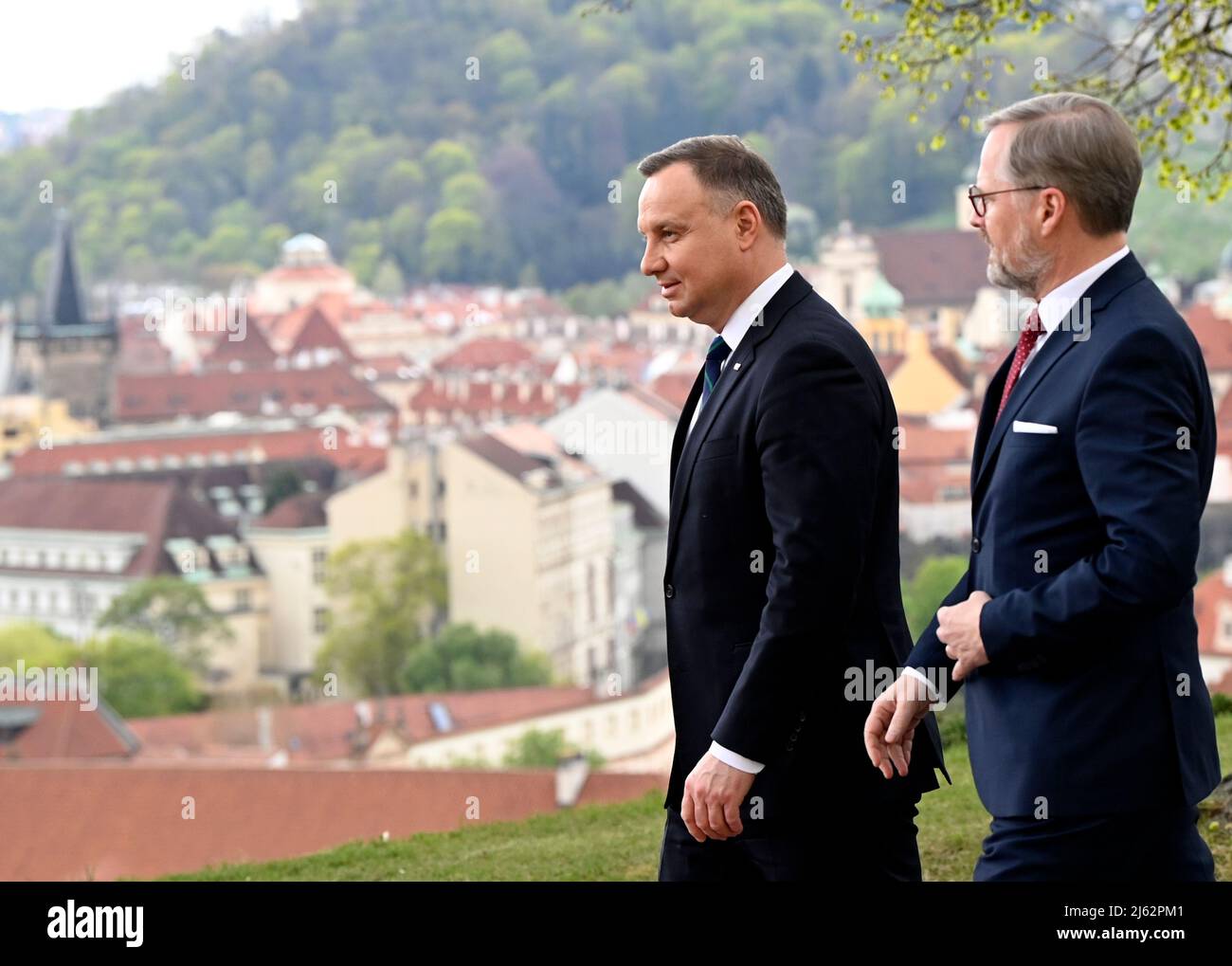 Prag, Tschechische Republik. 27. April 2022. Der tschechische Premierminister Petr Fiala, rechts, trifft am 27. April 2022 in der Kramar Villa in Prag, Tschechische Republik, mit dem polnischen Präsidenten Andrzej Duda, links, zusammen. Kredit: Michal Krumphanzl/CTK Foto/Alamy Live Nachrichten Stockfoto