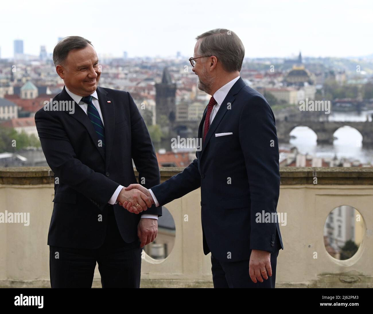 Prag, Tschechische Republik. 27. April 2022. Der tschechische Premierminister Petr Fiala, rechts, trifft am 27. April 2022 in der Kramar Villa in Prag, Tschechische Republik, mit dem polnischen Präsidenten Andrzej Duda, links, zusammen. Kredit: Michal Krumphanzl/CTK Foto/Alamy Live Nachrichten Stockfoto