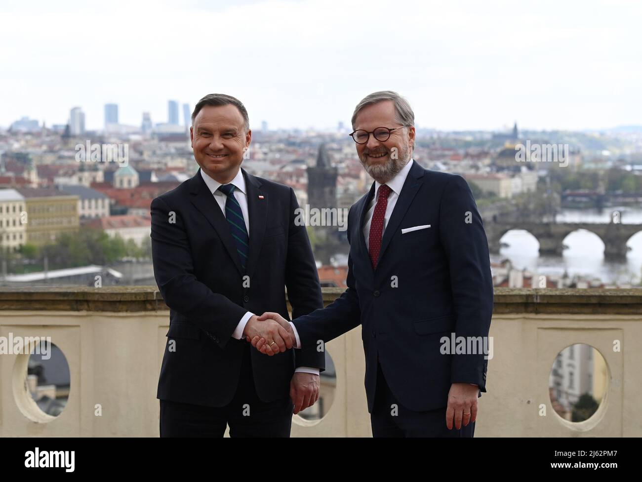 Prag, Tschechische Republik. 27. April 2022. Der tschechische Premierminister Petr Fiala, rechts, trifft am 27. April 2022 in der Kramar Villa in Prag, Tschechische Republik, mit dem polnischen Präsidenten Andrzej Duda, links, zusammen. Kredit: Michal Krumphanzl/CTK Foto/Alamy Live Nachrichten Stockfoto