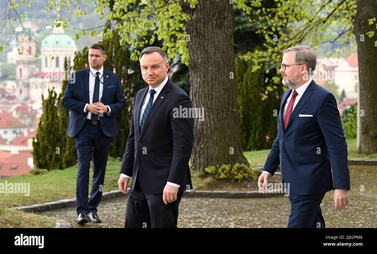 Prag, Tschechische Republik. 27. April 2022. Der tschechische Premierminister Petr Fiala, rechts, trifft am 27. April 2022 in der Kramar Villa in Prag, Tschechische Republik, mit dem polnischen Präsidenten Andrzej Duda, Mitte, zusammen. Kredit: Michal Krumphanzl/CTK Foto/Alamy Live Nachrichten Stockfoto