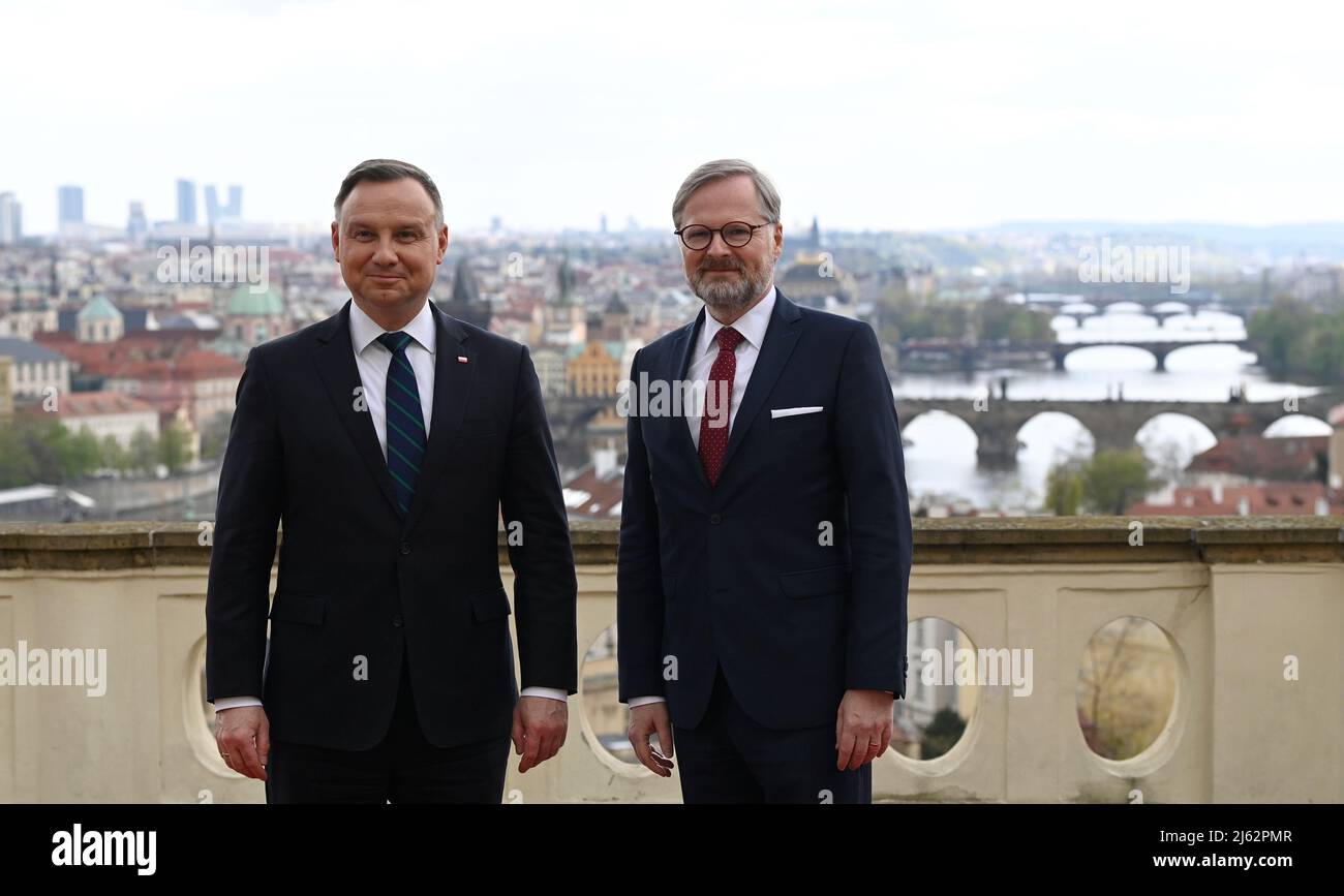 Prag, Tschechische Republik. 27. April 2022. Der tschechische Premierminister Petr Fiala, rechts, trifft am 27. April 2022 in der Kramar Villa in Prag, Tschechische Republik, mit dem polnischen Präsidenten Andrzej Duda, links, zusammen. Kredit: Michal Krumphanzl/CTK Foto/Alamy Live Nachrichten Stockfoto