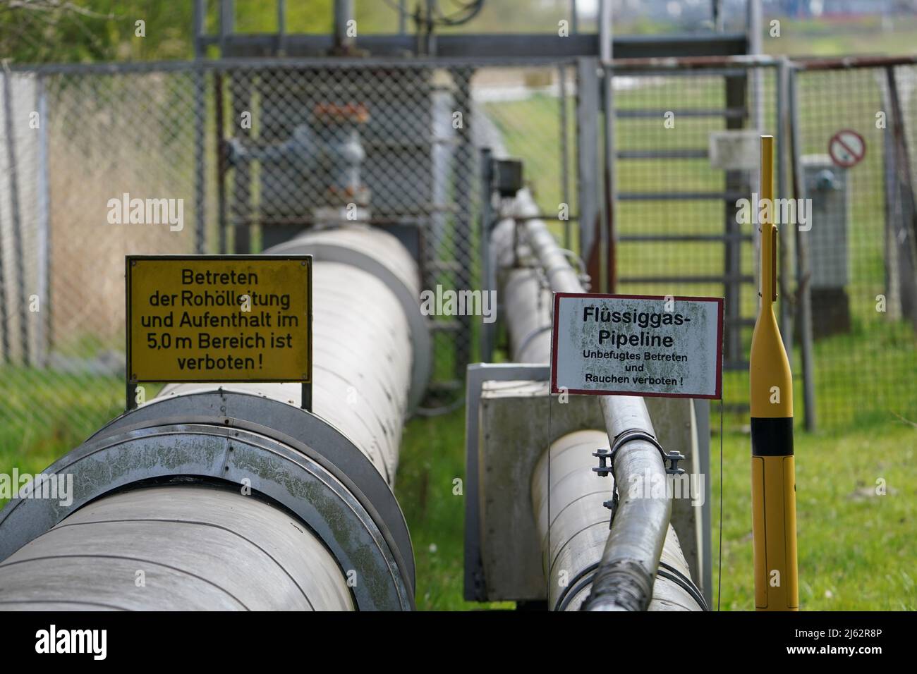 22. April 2022, Schleswig-Holstein, Brunsbüttel: Blick auf eine Flüssiggasleitung am Gasterminal Nordsee. Der Kieler landtag hat in Brunsbüttel eine Beschleunigung des Baus eines Flüssig-Erdgas-Terminals eingeleitet. Vor dem Hintergrund des russischen Krieges gegen die Ukraine soll der LNG-Terminal dazu beitragen, die Abhängigkeit von Gasimporten aus Russland zu verringern. (Zur dpa 'landtag beschleunigt den Terminalbau für Erdgas in Brunsbüttel') Foto: Marcus Brandt/dpa Stockfoto