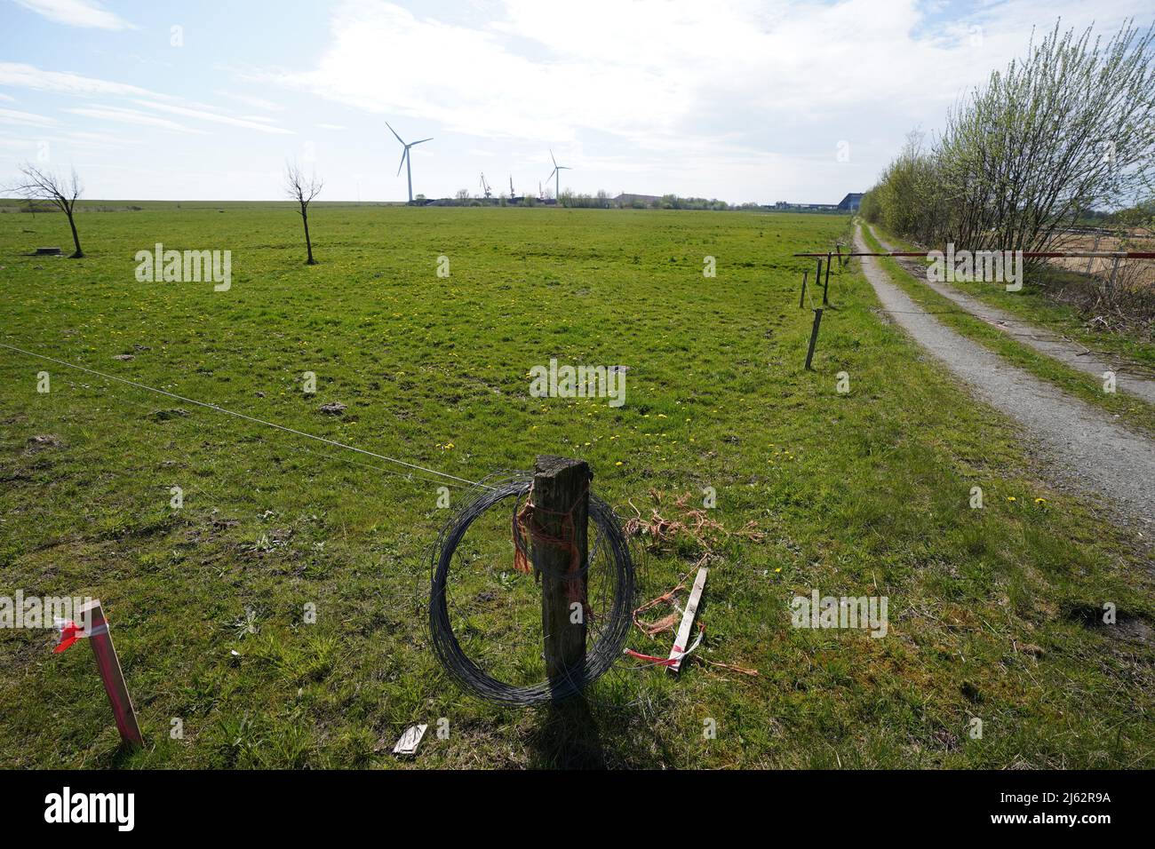 22. April 2022, Schleswig-Holstein, Brunsbüttel: Blick auf die Wiese, auf der ein LNG-Terminal errichtet werden soll. Der Kieler landtag hat in Brunsbüttel eine Beschleunigung des Baus eines Flüssig-Erdgas-Terminals eingeleitet. Vor dem Hintergrund des russischen Krieges gegen die Ukraine soll der LNG-Terminal dazu beitragen, die Abhängigkeit von Gasimporten aus Russland zu verringern. (Zur dpa 'landtag beschleunigt den Terminalbau für Erdgas in Brunsbüttel') Foto: Marcus Brandt/dpa Stockfoto
