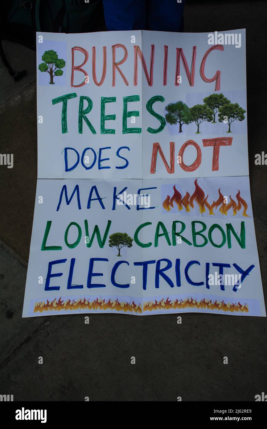 Drax AGM, 200 Aldersgate St, London, Großbritannien. 27. April 2022. Protest gegen Drax 'Stoppt das Brennen von Bäumen'. Klimawandel vs. Fossile Brennstoffe kann die Menschheit auch ohne fossile Brennstoffe dem Leben entkommen, ist die Katastrophe der Natur. Tatsächlich haben wir vernachlässigt, dass der Krieg mehr Menschen absichtlich getötet und Menschen für Ressourcen geschlachtet hat als die Katastrophe des Klimawandels in der Natur. Das Vereinigte Königreich, der Westen als Ganzes, behauptet, die Welt im Kampf gegen den Klimawandel an der Spitze zu stehen. Sie sind der größte Zerstörer der Menschheit und der Erde. Kredit: Picture Capital/Alamy Live Nachrichten Stockfoto