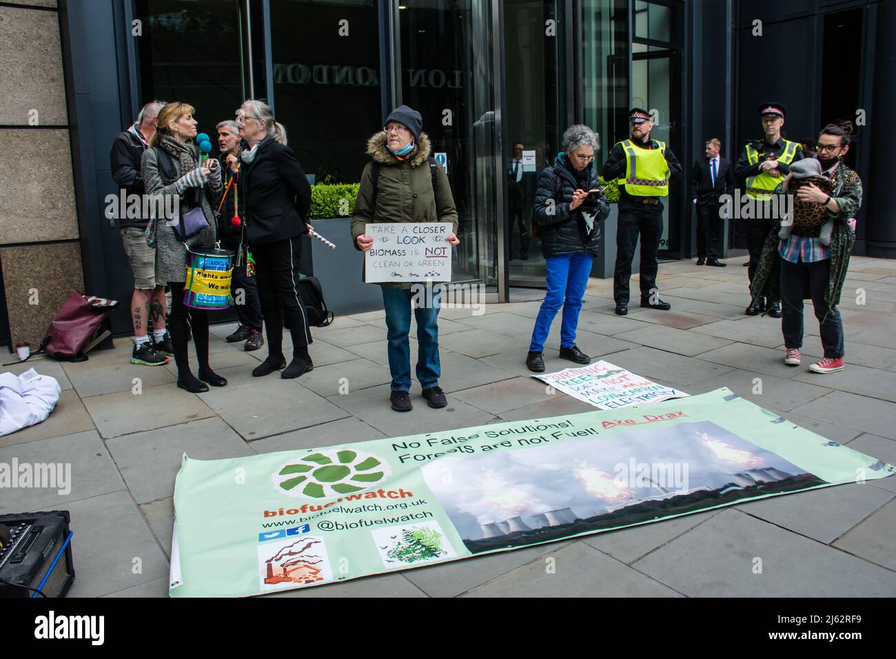 Drax AGM, 200 Aldersgate St, London, Großbritannien. 27. April 2022. Protest gegen Drax 'Stoppt das Brennen von Bäumen'. Klimawandel vs. Fossile Brennstoffe kann die Menschheit auch ohne fossile Brennstoffe dem Leben entkommen, ist die Katastrophe der Natur. Tatsächlich haben wir vernachlässigt, dass der Krieg mehr Menschen absichtlich getötet und Menschen für Ressourcen geschlachtet hat als die Katastrophe des Klimawandels in der Natur. Das Vereinigte Königreich, der Westen als Ganzes, behauptet, die Welt im Kampf gegen den Klimawandel an der Spitze zu stehen. Sie sind der größte Zerstörer der Menschheit und der Erde. Kredit: Picture Capital/Alamy Live Nachrichten Stockfoto