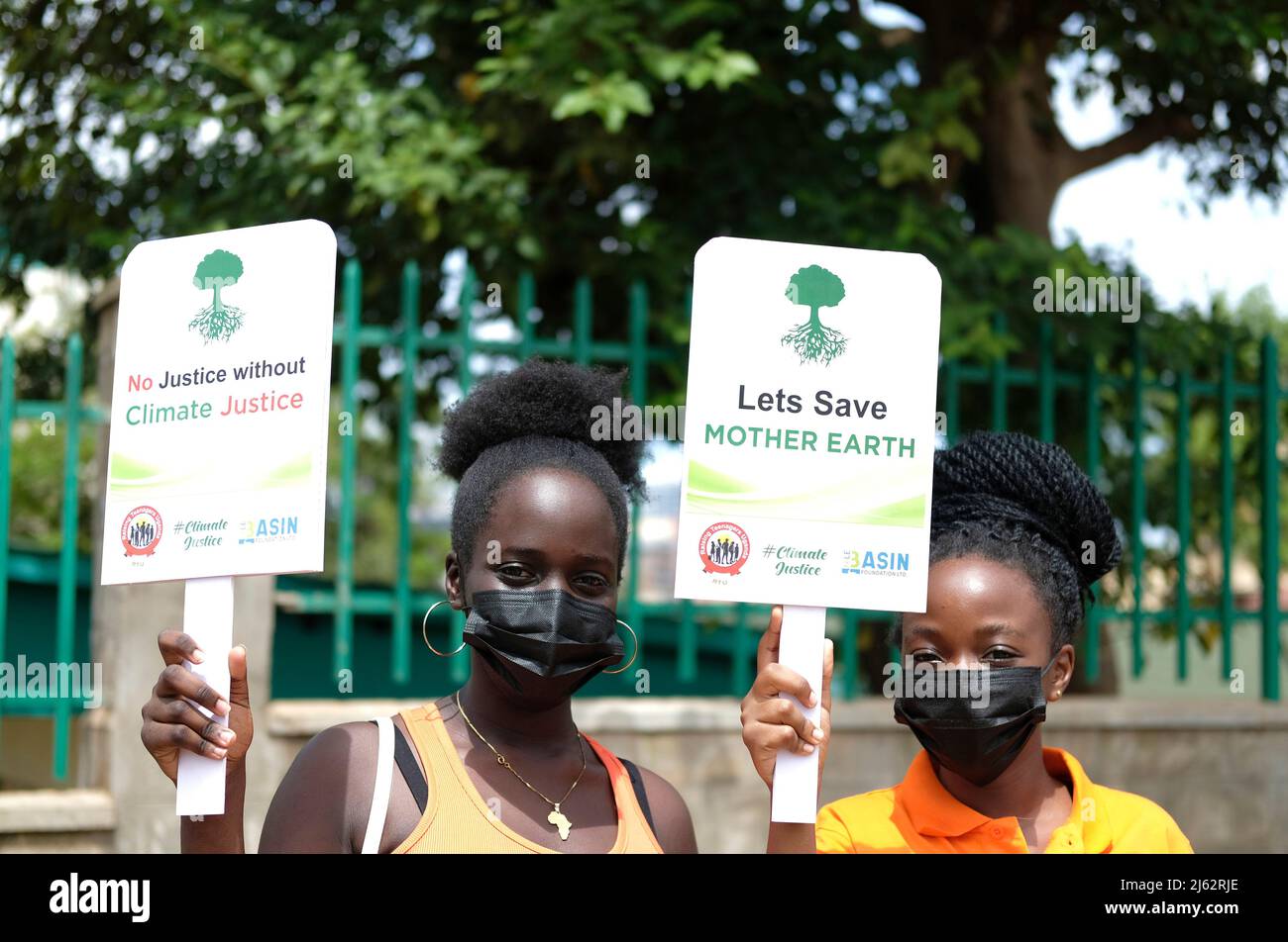 (220427) -- KAMPALA, 27. April 2022 (Xinhua) -- Jugendliche, die Plakate mit Umweltschutzslogans halten, nehmen an einem friedlichen Protest gegen die Umweltzerstörung in Kampala, Uganda, 22. April 2022 Teil. Die 17-jährige Bonita Murungi und ein Dutzend ihrer Mitstreiter protestierten auf einer der Straßen in Ugandas Hauptstadt Kampala, auf Plakaten mit der Aufschrift „Lasst uns Mutter Erde retten, keine Gerechtigkeit ohne Klimagerechtigkeit, Es gibt keinen Planeten B“. Aufruf an die politischen Entscheidungsträger, Strategien zu entwickeln, die Auswirkungen des Klimawandels adressieren.UM MIT "Feature: Ugandische Teenager-Mädchen inspiriert Gleichaltrige in den Klimawandel AC Stockfoto