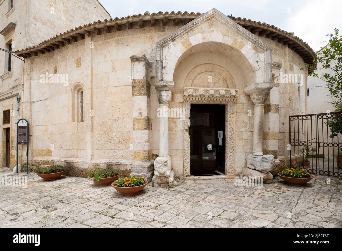 St. John am Grab. Die Kirche des heiligen Grabes wurde um das Ende des XI. Jahrhunderts erbaut. König Karl I. von Anjou stiftete das Land Stockfoto