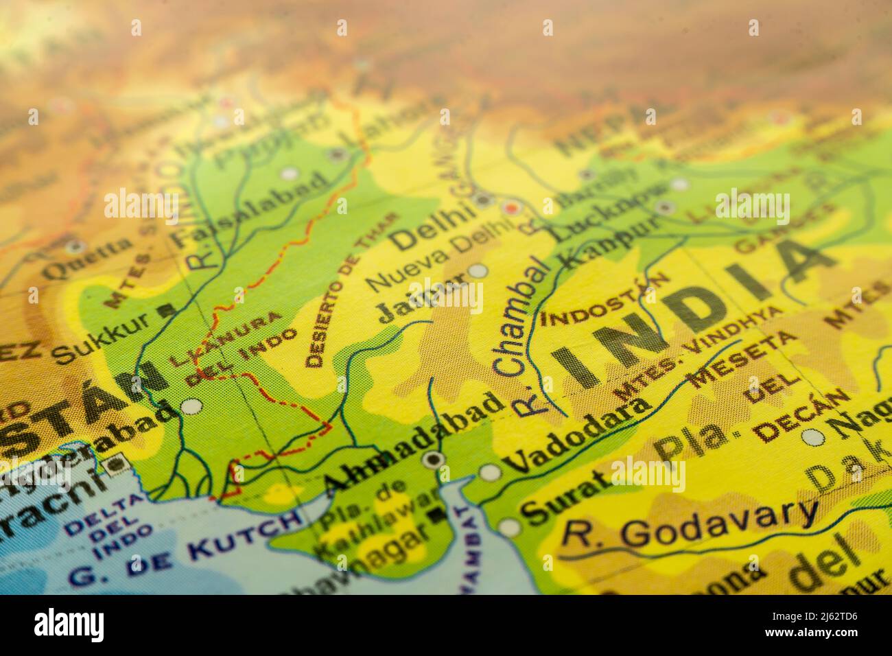 Nahaufnahme der orographischen Karte von Nordwestindien, mit Referenzen auf Spanisch. Konzept Kartographie, Reisen, Tourismus, Geographie. Differenzieller Fokus. Stockfoto