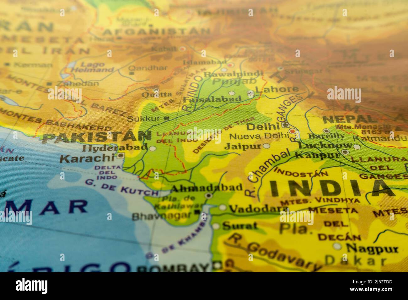 Nahaufnahme der orographischen Karte von Pakistan und Nordwestindien, mit Referenzen auf Spanisch. Konzept Kartographie, Reisen, Tourismus, Geographie. Differenzial FOC Stockfoto