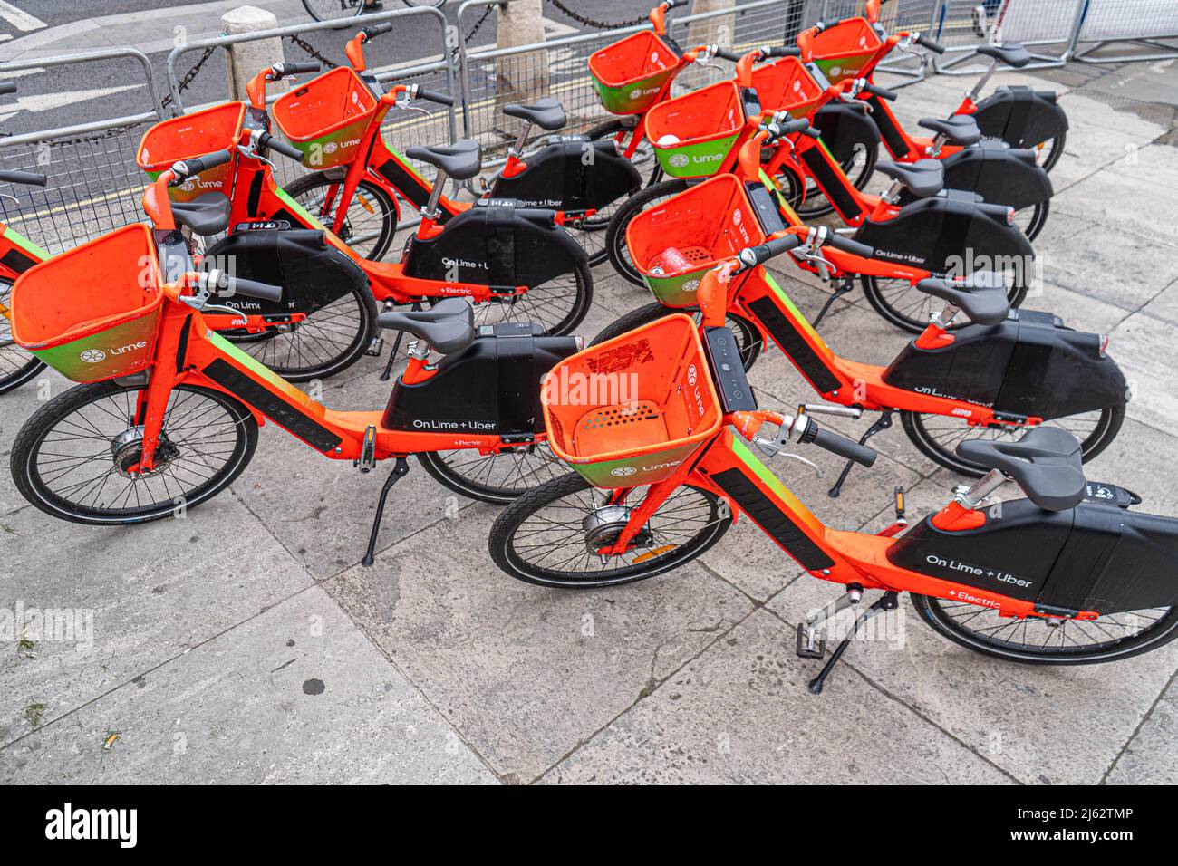 27. April 2022. Uber Lime Elektrofahrräder werden außerhalb des Parlaments in Westminster, London, Großbritannien, zur Miete geparkt Stockfoto
