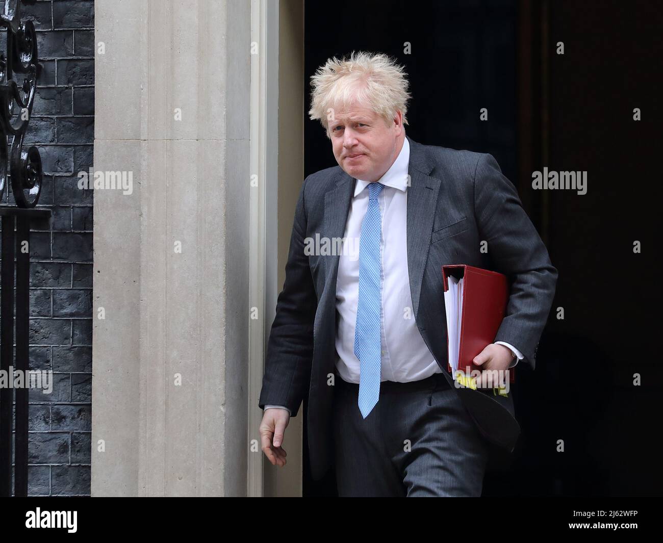 London, Großbritannien. 27. April 2022. Premierminister Boris Johnson verlässt die Downing Street Nr. 10 für die PMQ in der Unterhauskammer. Quelle: Uwe Deffner/Alamy Live News Stockfoto