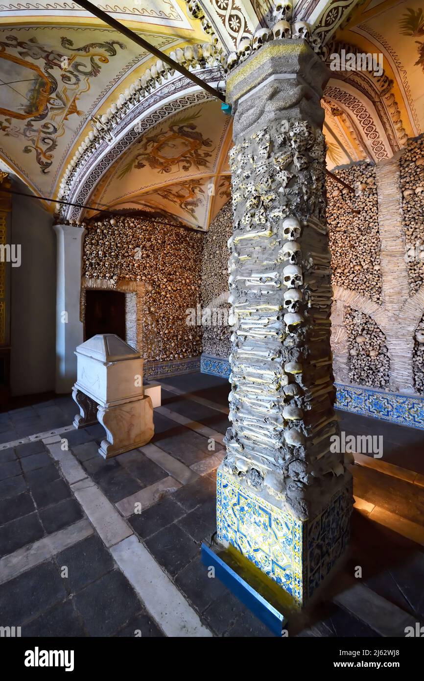 Kapelle der Knochen, Blick auf die Decke und die eingelassenen Knochen an der Wand, Evora, Alentejo, Portugal Stockfoto