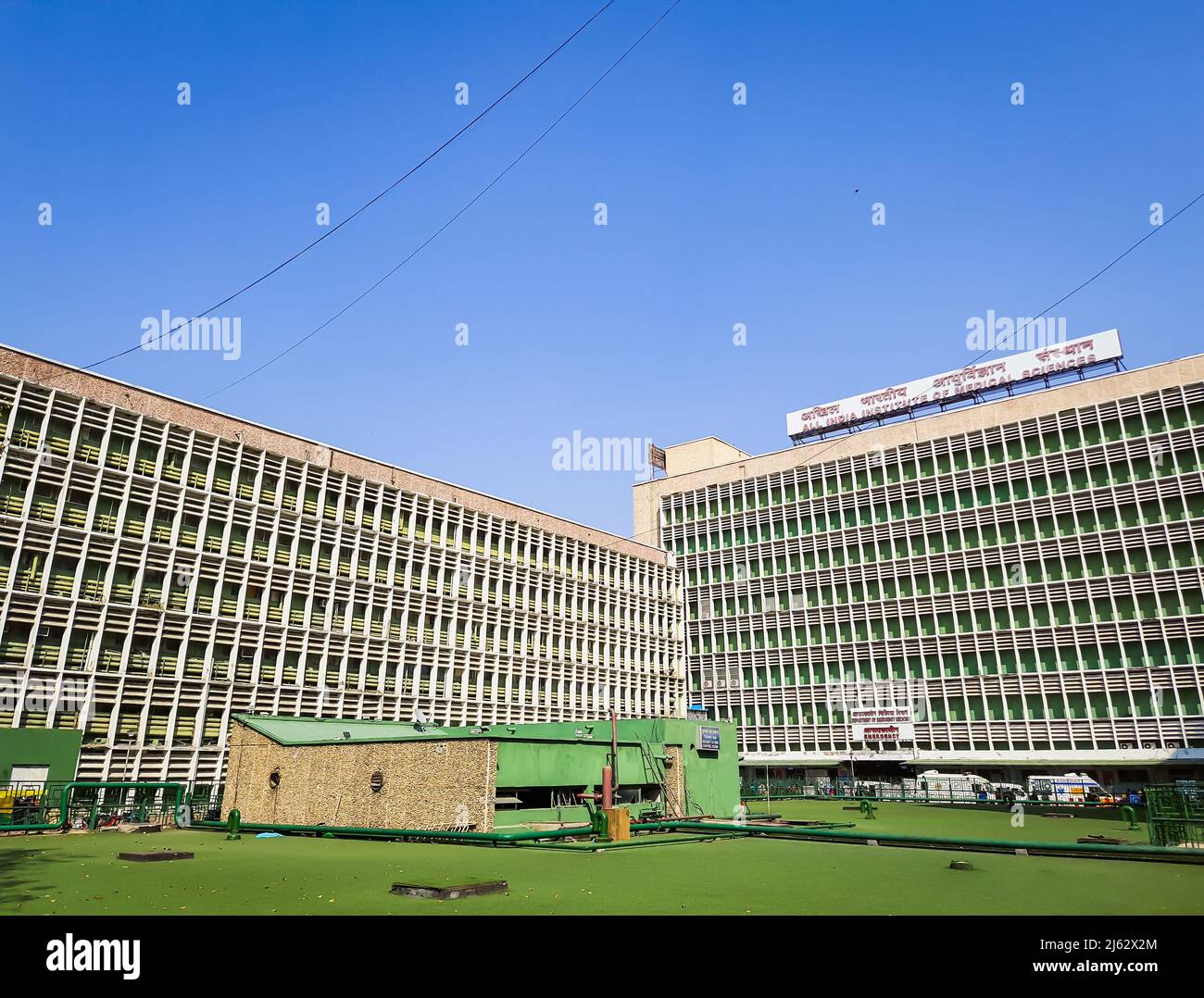 Das mehrstöckige Krankenhaus-Gebäude mit hellblauem Himmel am Morgen wurde am 14 2022. April im aiims delhi india aufgenommen. Stockfoto