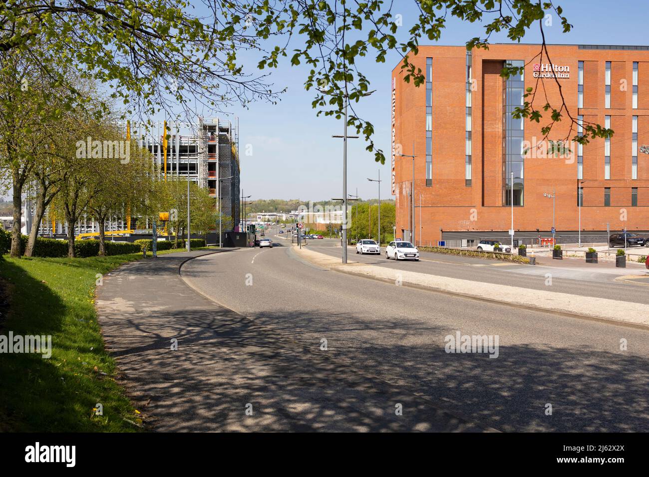 Autos, die auf dem Potteries Way im Geschäftsviertel von Hanley unterwegs sind, auch der neue, siebenstöckige Parkhaus im Stadtzentrum Stockfoto