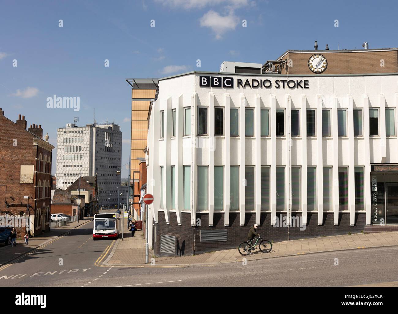 Hanley-Stoke-on-Trent, Staffordshire-Großbritannien April 21,2022 BBC-Radio stoke in Hanley Central und Telekom-Gebäude im Hintergrund Stockfoto