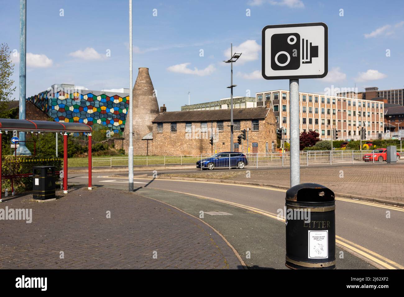 Blitzerkameras-Schild an der Seite der verkehrsreichen Innenstadtstraße, Konzept der Beschleunigung, Fahrzeuge gehen zu schnell Stockfoto