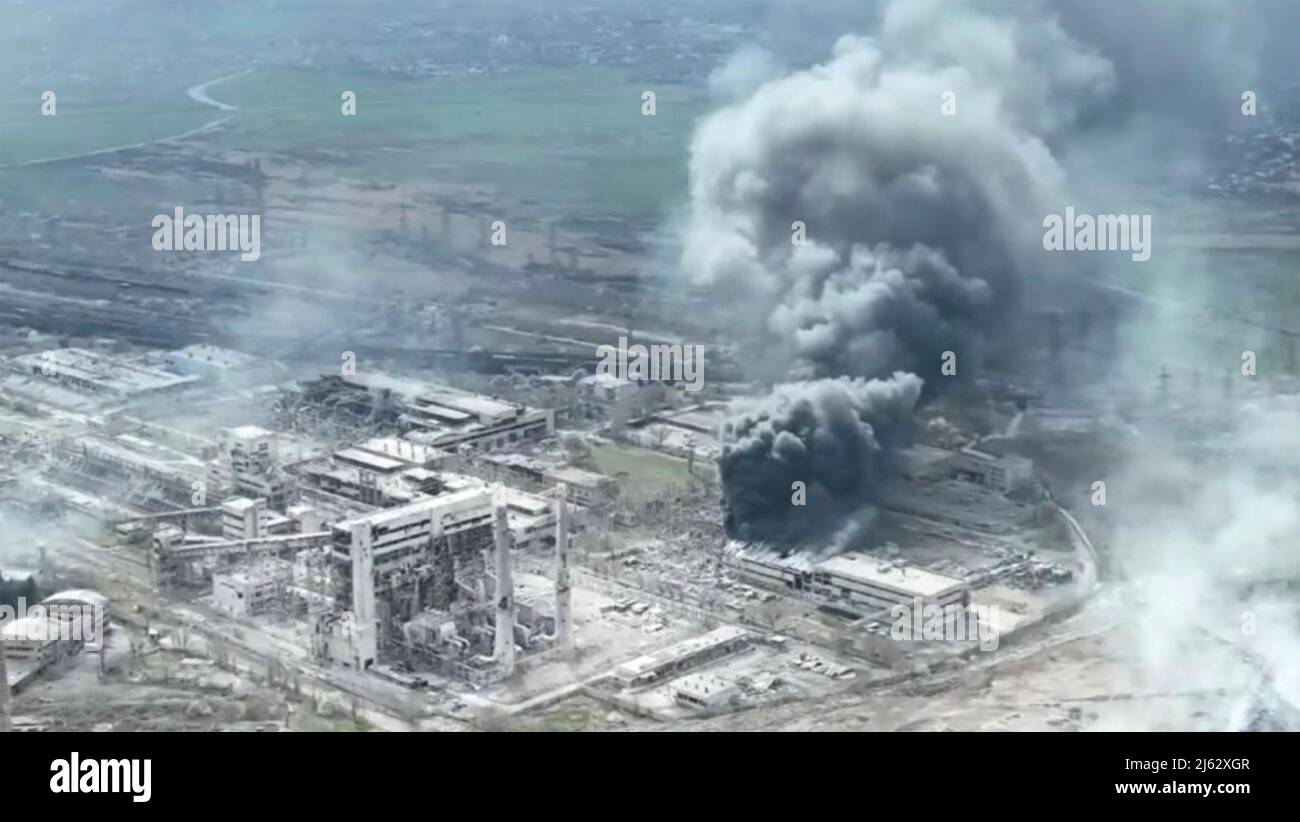 MARIUPOL, Ukrainer. Mitte April 2022 steigt Rauch aus dem Stahlwerk Asowstal unter russischem Bombardement auf. Foto:Stadtrat Mariupol Stockfoto