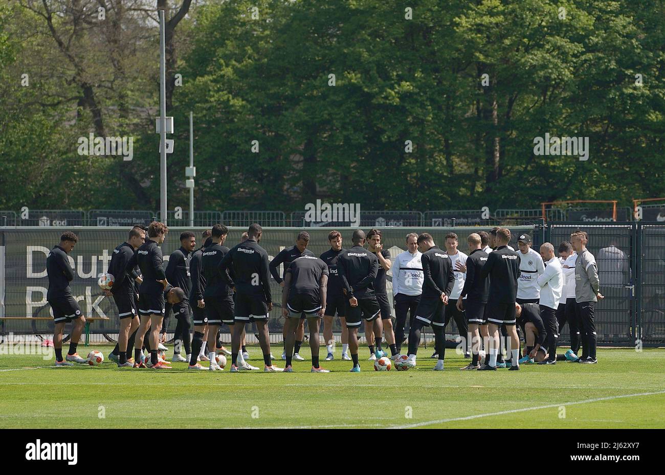 Hessen, Frankfurt/Main: 27. April 2022, Fußball, Europa League, vor dem  Halbfinale West Ham United, Training Eintracht Frankfurt: Frankfurter  Trainer Oliver Glasner spricht zu seinen Spielern. Foto: Hasan Bratic/dpa  Stockfotografie - Alamy