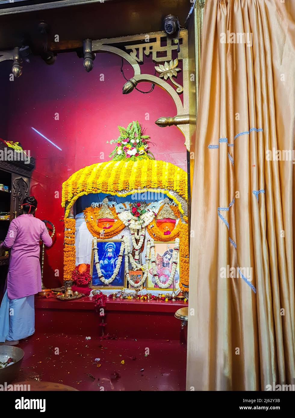 hindu gott hanuman Statue mit Blumen aus flachem Winkel Bild geschmückt wird mahavir Tempel patna bihar indien am 15 2022. April genommen. Stockfoto