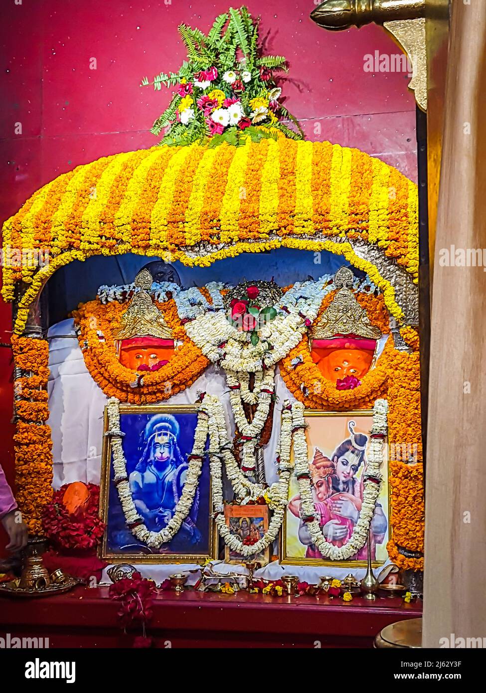 hindu gott hanuman Statue mit Blumen aus flachem Winkel Bild geschmückt wird mahavir Tempel patna bihar indien am 15 2022. April genommen. Stockfoto