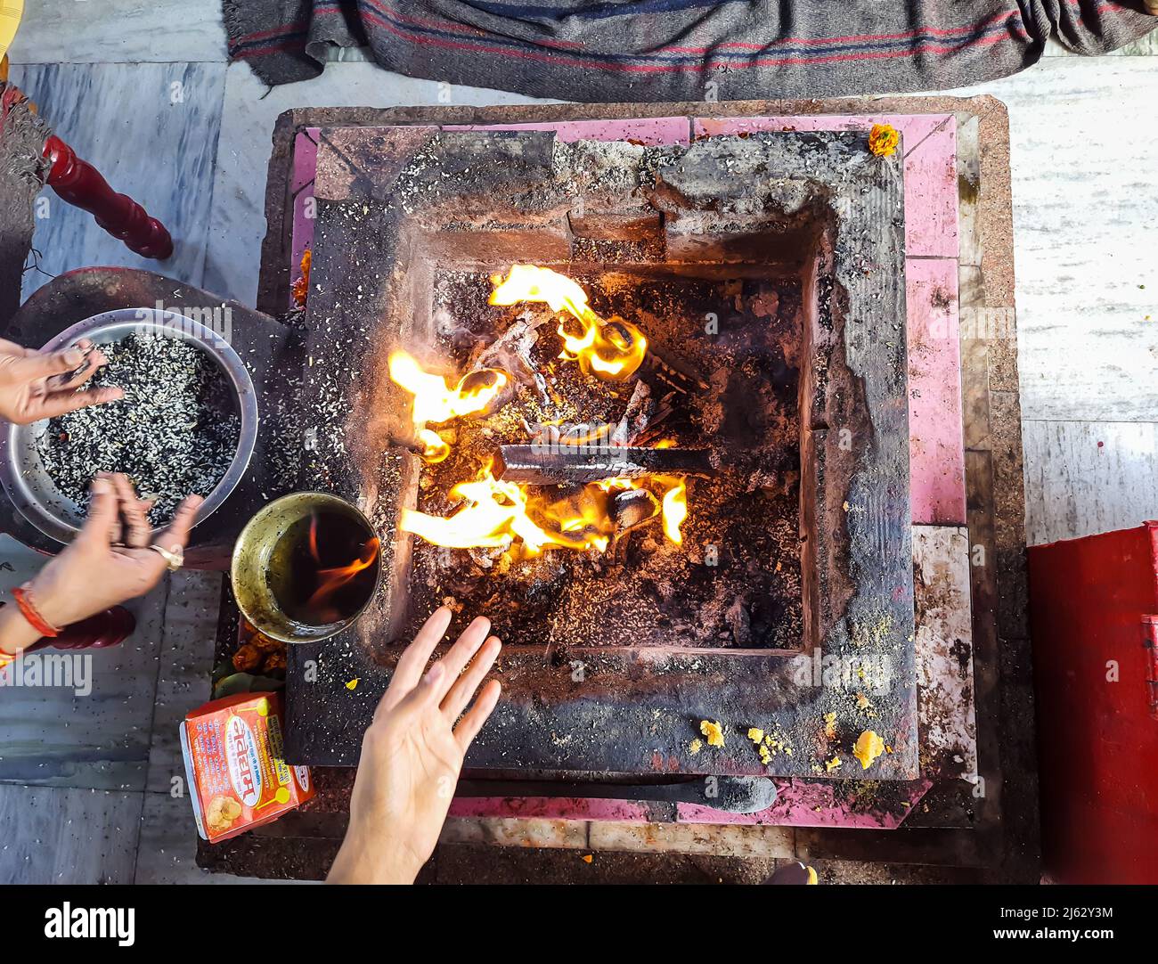 Yajna hinduistische heilige Rituale mit Feuer von oben Winkel am Tag Bild genommen wird mahavir Tempel patna bihar indien auf Apr 15 2022. Stockfoto