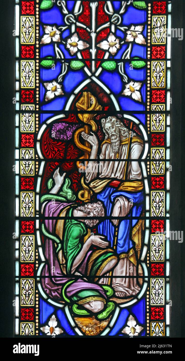 Ein Buntglasfenster von William Warrington, St Mary's Church, Snettisham, Norfolk. Alttestamentarische Typen. Mose und die eherne Schlange Stockfoto