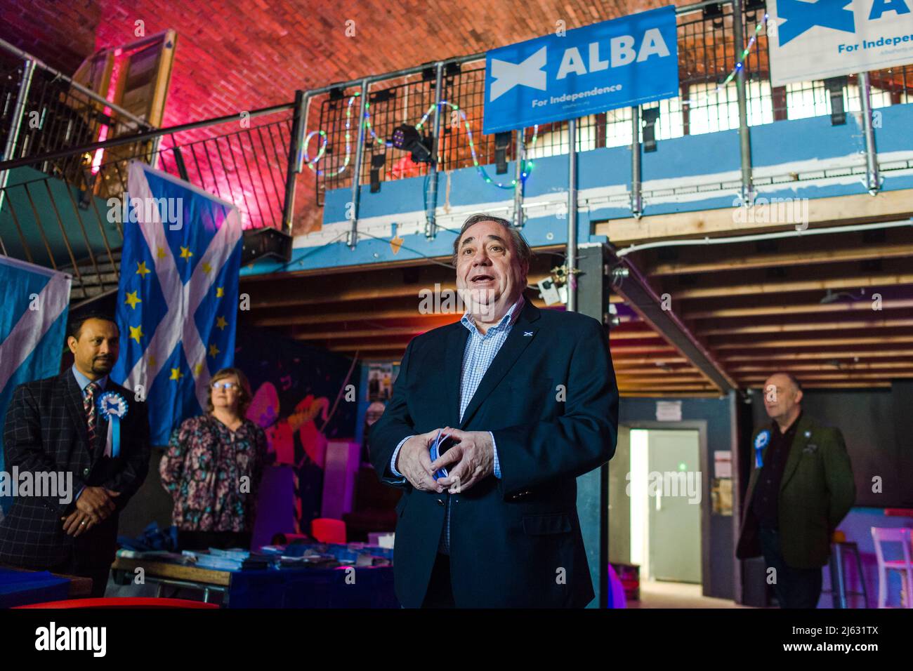 Alba-Parteichef Alex Salmond leitet die Veröffentlichung von Albas Buch „Wee Alba“ in Leith Arches mit zukünftigen Ratsmitgliedern in Edinburgh. Kredit: Euan Cherry Stockfoto