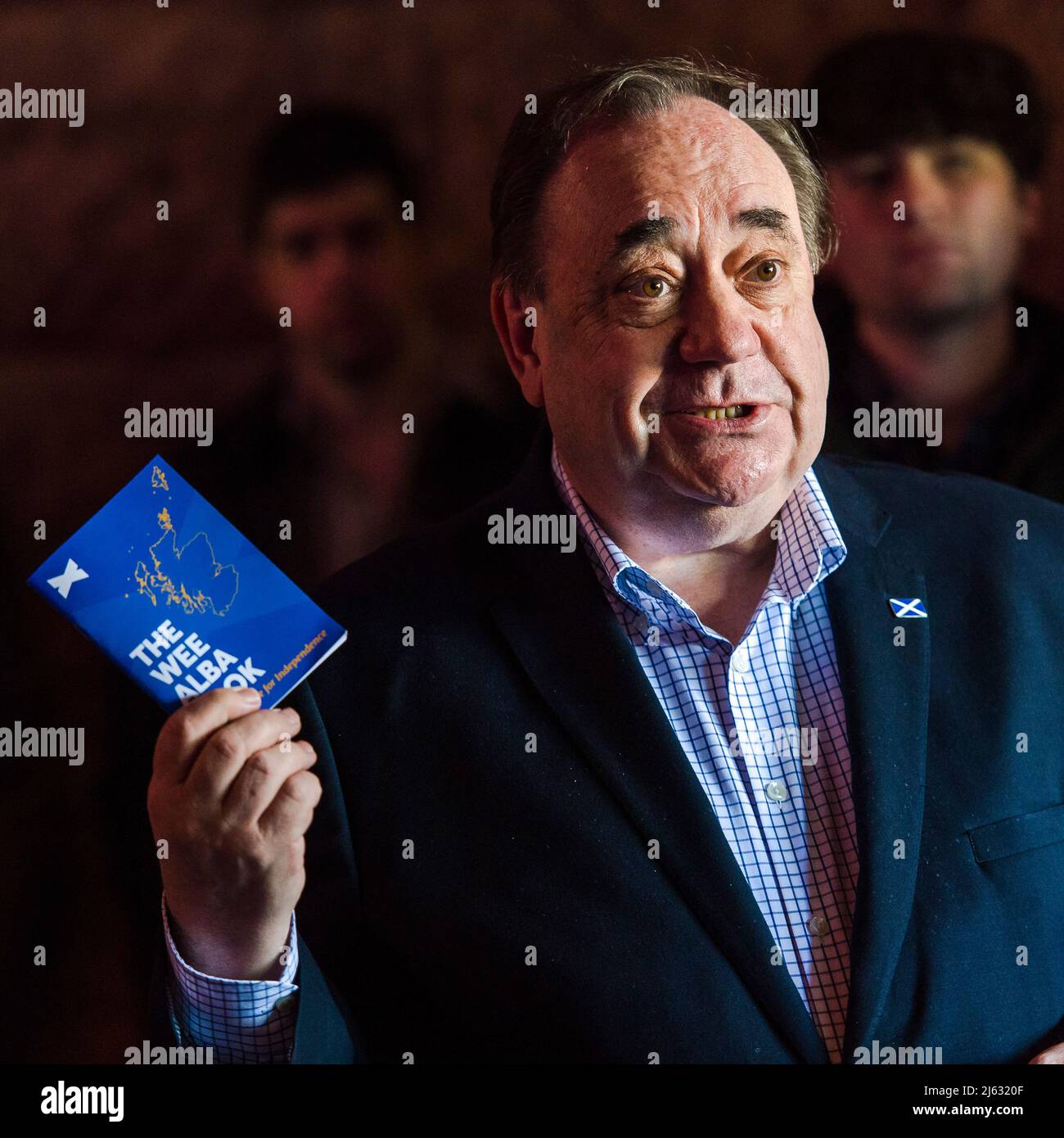 Alba-Parteichef Alex Salmond leitet die Veröffentlichung von Albas Buch „Wee Alba“ in Leith Arches mit zukünftigen Ratsmitgliedern in Edinburgh. Kredit: Euan Cherry Stockfoto