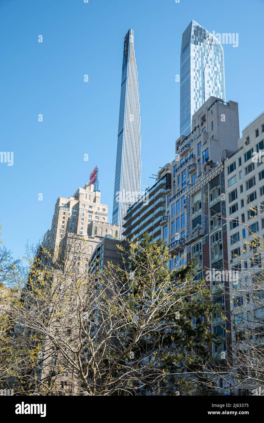 Die Wolkenkratzer von Midtown Manhattan liegen neben dem Central Park in New York City Stockfoto