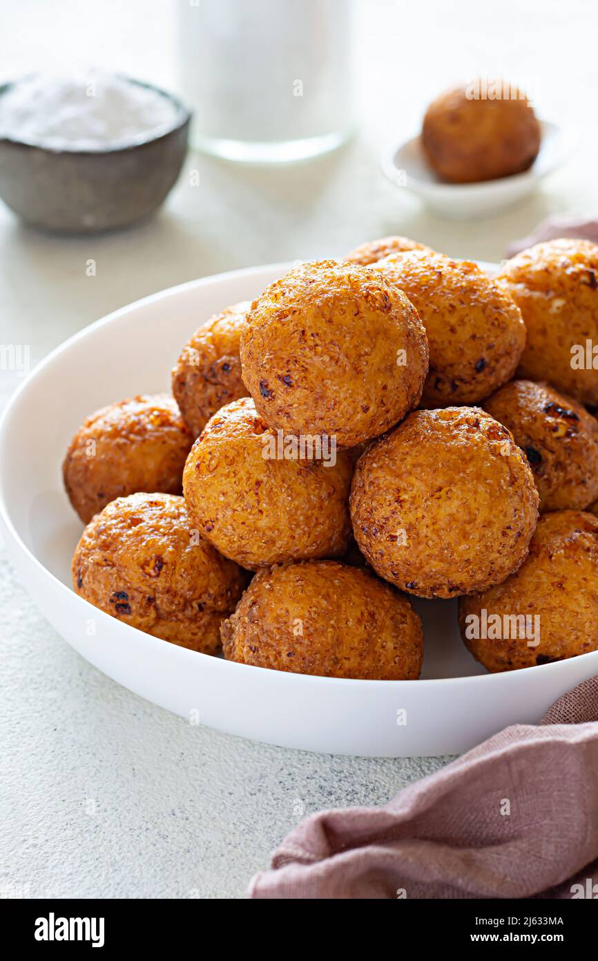 Donuts. Hausgemachte Kuchen aus Quark-Kugeln. Quark-Donuts mit Puderzucker. Selektiver Fokus Stockfoto