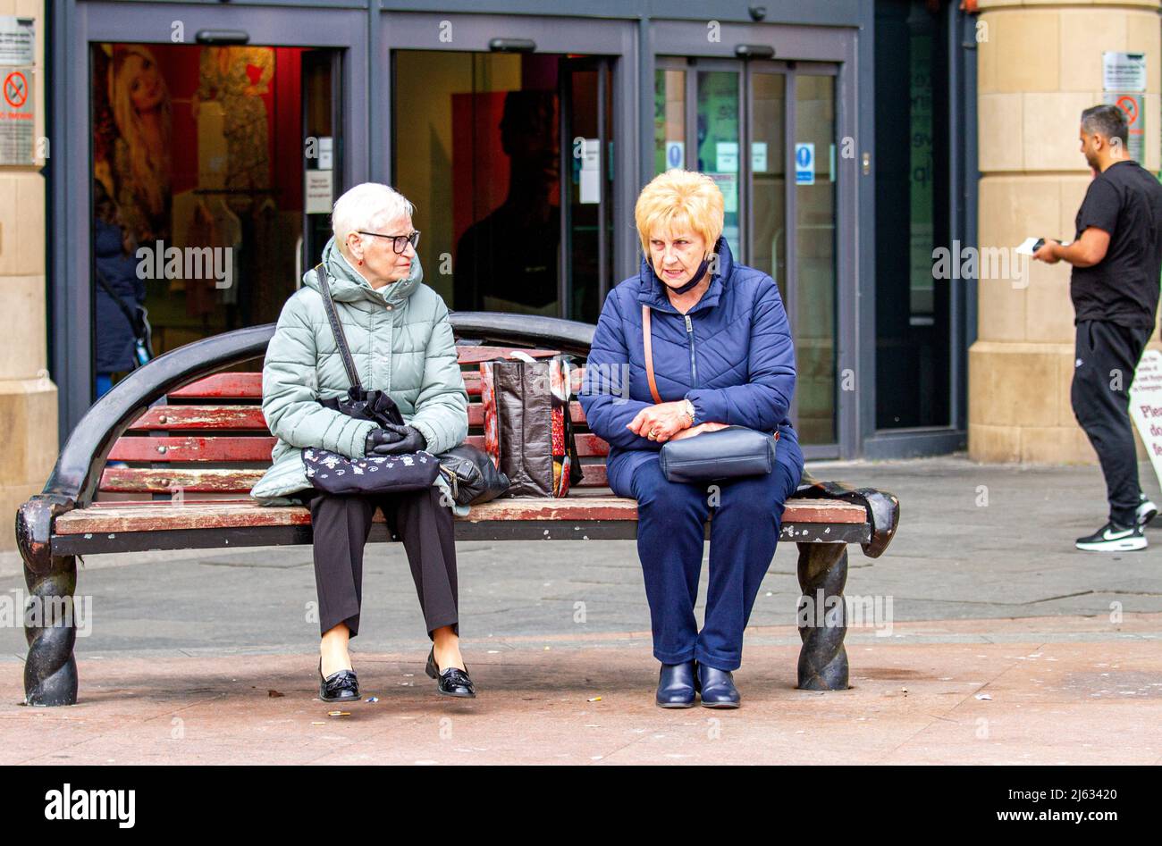 Dundee, Tayside, Schottland, Großbritannien. 27. April 2022. UK Wetter: Die Temperaturen in Nordostschottland erreichten 10 Grad aufgrund einer Kombination aus warmen Sonneneinstrahlungen und einer kühlen Brise. Trotz des kühlen, sonnigen, gemischten Frühlings-Wetters sind die Senioren von Dundee draußen und haben eine gute Zeit beim Geselligen und Einkaufen im Stadtzentrum. Kredit: Dundee Photographics/Alamy Live Nachrichten Stockfoto