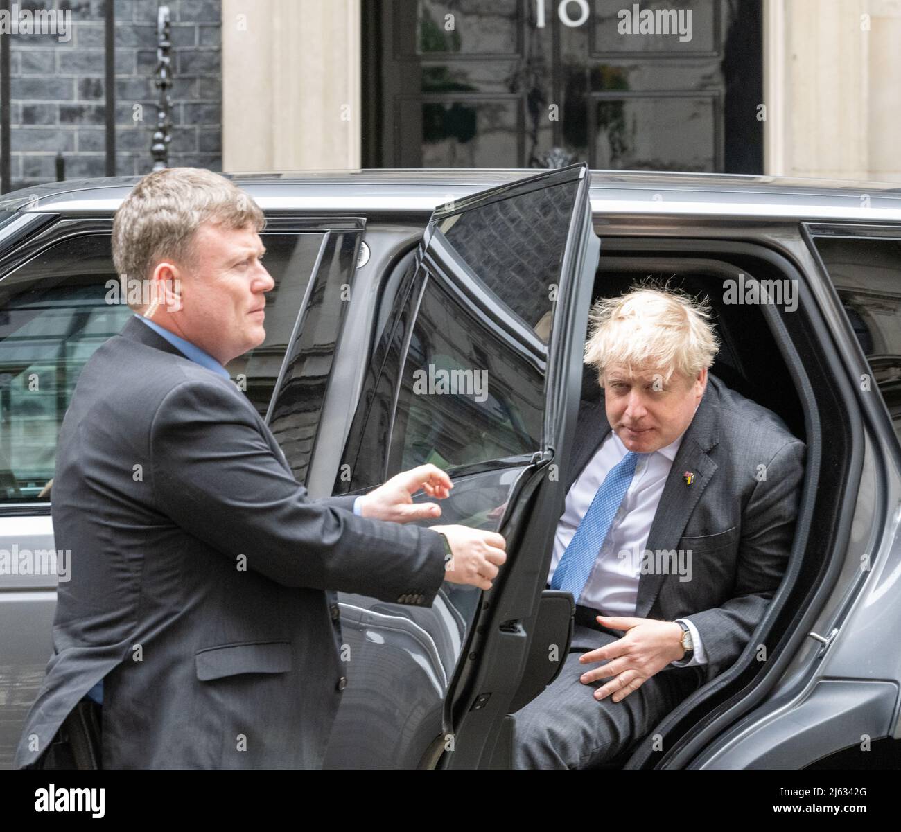 London, Großbritannien. 27. April 2022. Boris Johnson, MP, Premierminister, kommt nach Fragen des Premierministers zurück in der Downing Street Quelle: Ian Davidson/Alamy Live News Stockfoto