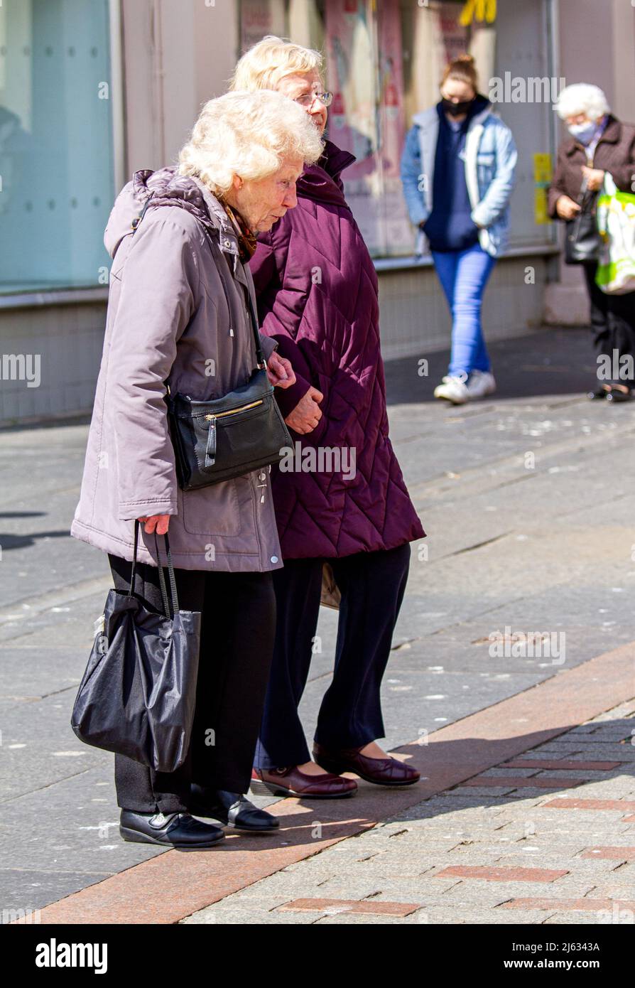 Dundee, Tayside, Schottland, Großbritannien. 27. April 2022. UK Wetter: Die Temperaturen in Nordostschottland erreichten 10 Grad aufgrund einer Kombination aus warmen Sonneneinstrahlungen und einer kühlen Brise. Trotz des kühlen, sonnigen, gemischten Frühlings-Wetters sind die Senioren von Dundee draußen und haben eine gute Zeit beim Geselligen und Einkaufen im Stadtzentrum. Kredit: Dundee Photographics/Alamy Live Nachrichten Stockfoto