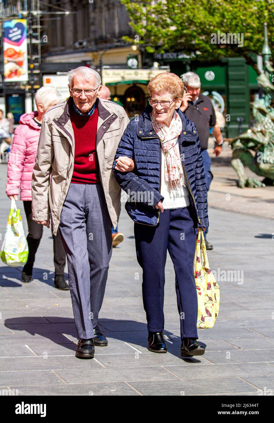 Dundee, Tayside, Schottland, Großbritannien. 27. April 2022. UK Wetter: Die Temperaturen in Nordostschottland erreichten 10 Grad aufgrund einer Kombination aus warmen Sonneneinstrahlungen und einer kühlen Brise. Trotz des kühlen, sonnigen, gemischten Frühlings-Wetters sind die Senioren von Dundee draußen und haben eine gute Zeit beim Geselligen und Einkaufen im Stadtzentrum. Kredit: Dundee Photographics/Alamy Live Nachrichten Stockfoto