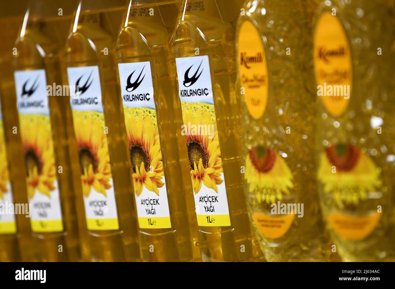(220427) -- PEKING, 27. April 2022 (Xinhua) -- das Foto vom 7. März 2022 zeigt Flaschen Sonnenblumenöl, die in einem Supermarkt in Istanbul, Türkei, zum Verkauf stehen. Der Konflikt zwischen Russland und der Ukraine hat den Rohstoffmärkten „einen großen Schock“ verursacht und die globalen Muster von Handel, Produktion und Konsum verändert, sagte die Weltbank in einem am 26. April 2022 veröffentlichten Bericht. DIE WELTBANK warnt vor einem Anstieg der Nahrungsmittel- und Energiepreise aufgrund des Russland-Ukraine-Konflikts (Xinhua/Shadati) Stockfoto