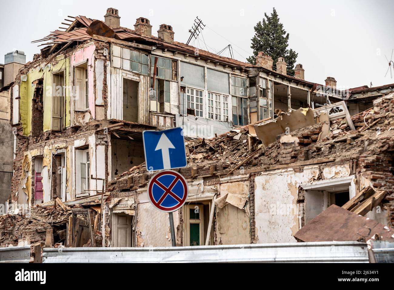 Alte verlassene Gebäude apokalyptischen Hintergrund Stockfoto