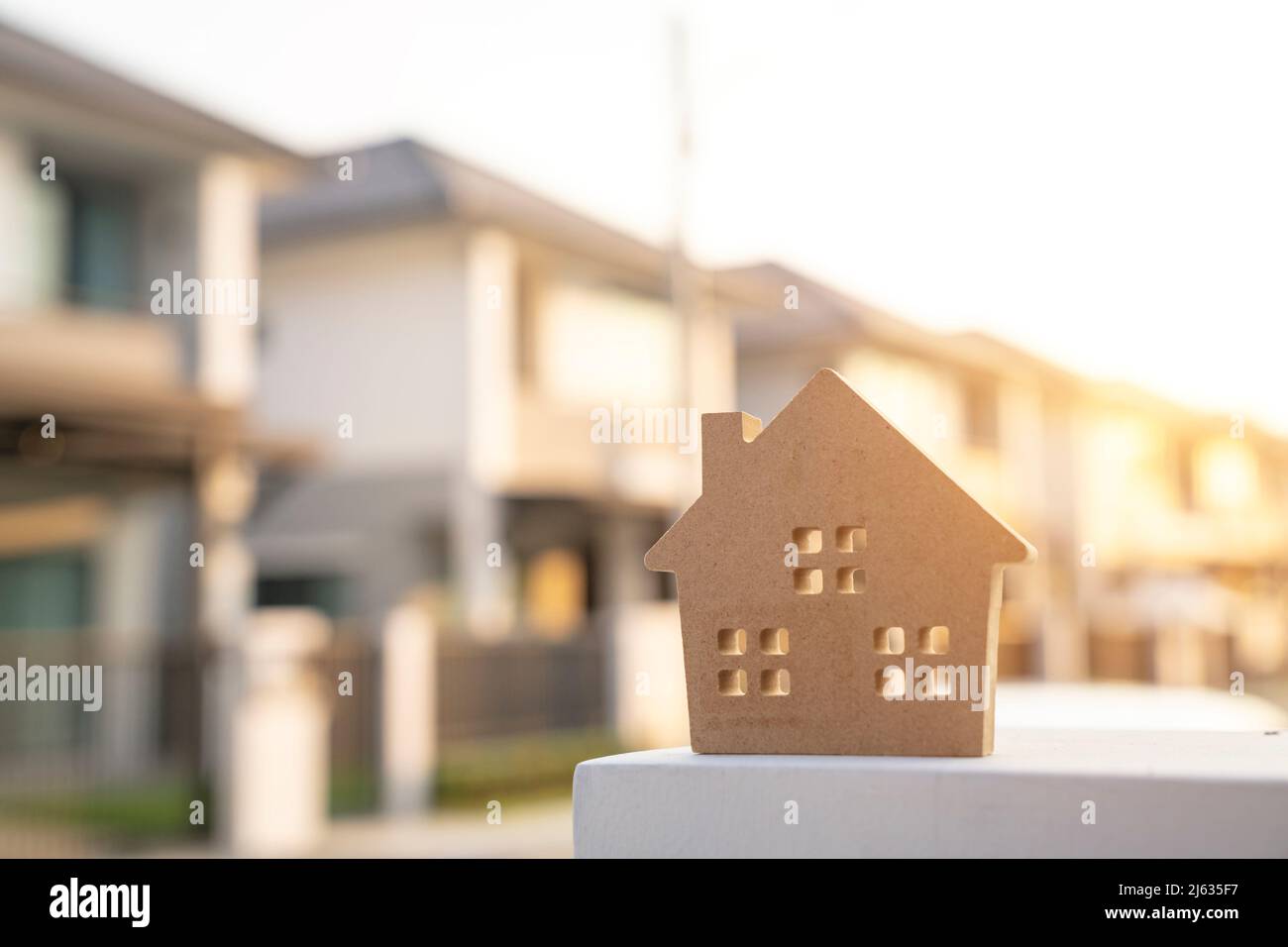 Mini-Holzhaus mit Immobilien Hintergrund, Residenz und Haus Darlehen Konzept. Stockfoto