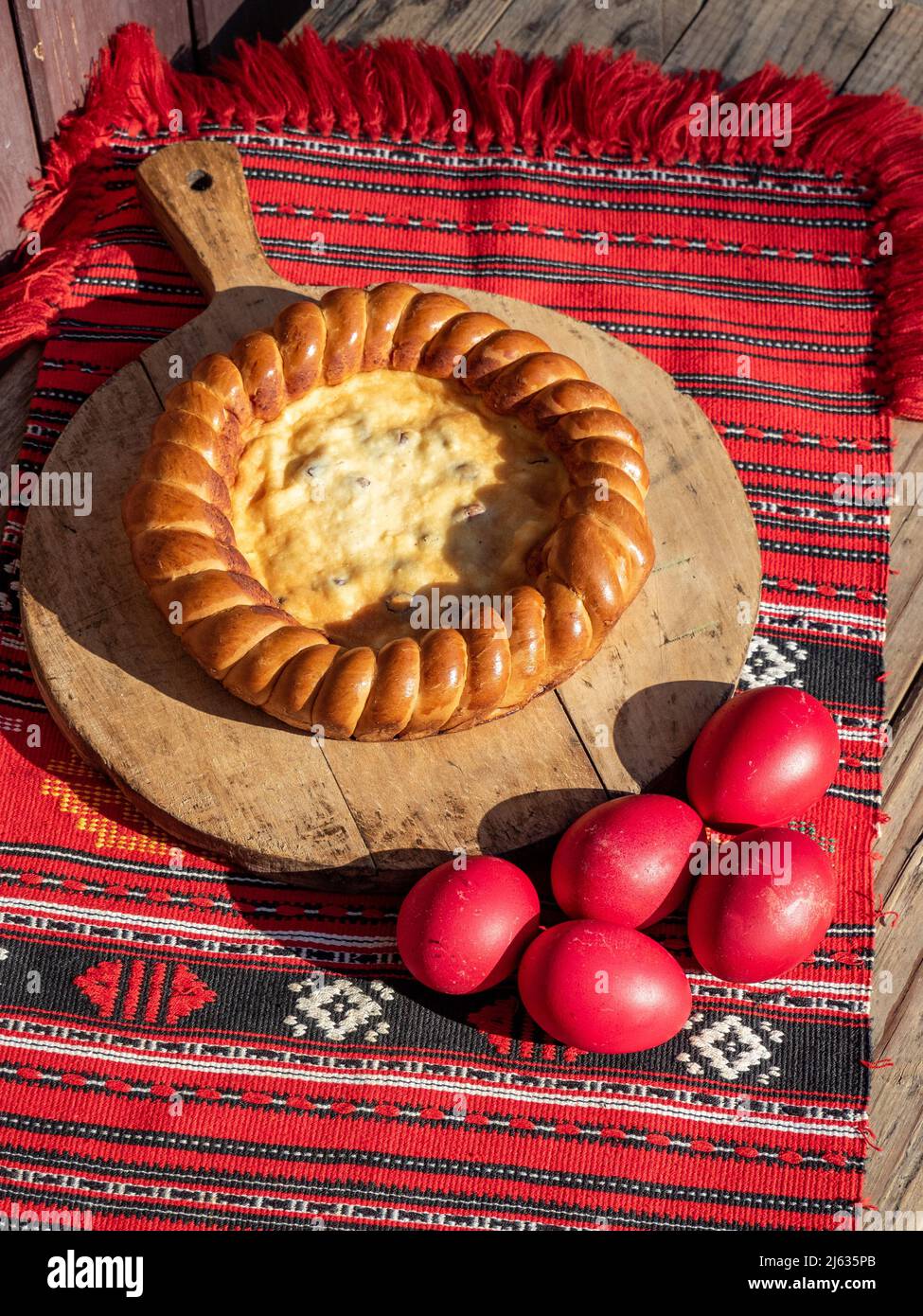 rote Ostereier und süßes Brot kennt man als pasca auf rumänisch Stockfoto