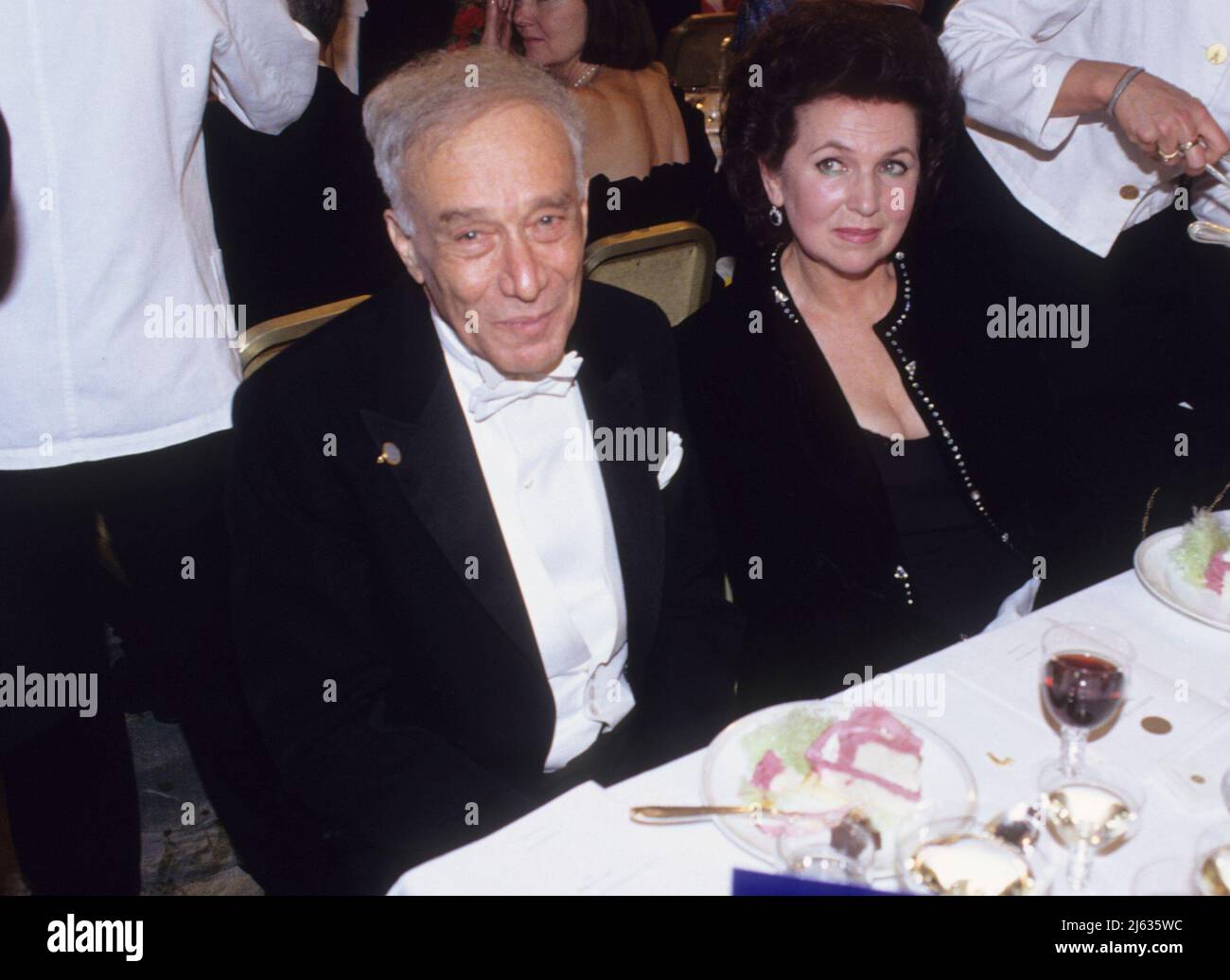 Jewgenij Pasternak Sohn Boris Pasternaks beim Nobel-Bankett mit der Frau den sowjetischen Cellisten Rostropowitsch, der während des Abendessens als Hommage an seinen verstorbenen Landsmann eine Bachserenade aufführte Stockfoto