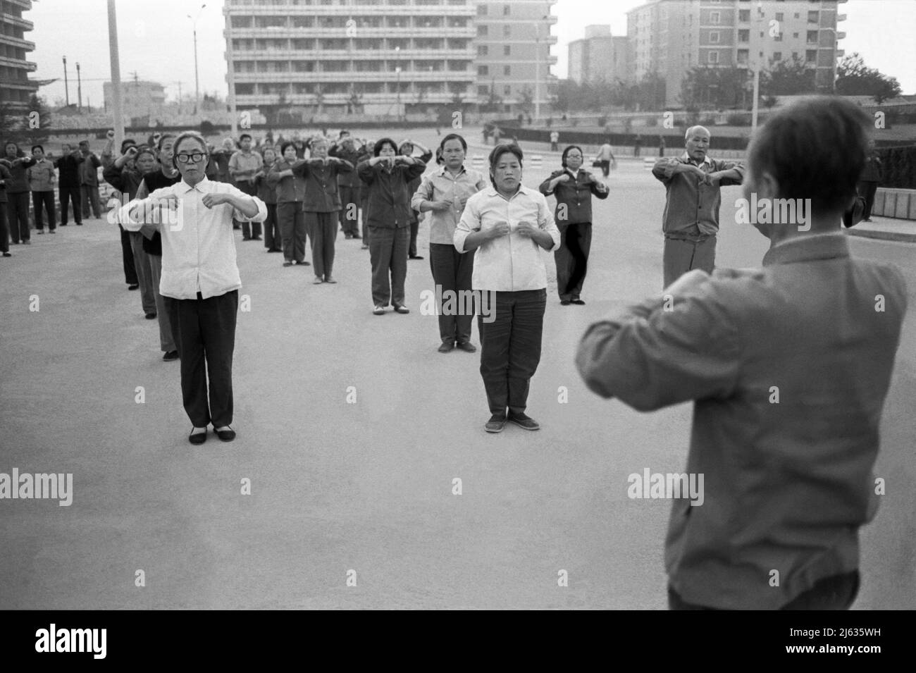PEKING CHINA Menschen, die draußen sind und morgens in Parks und auf den Straßen trainieren Stockfoto