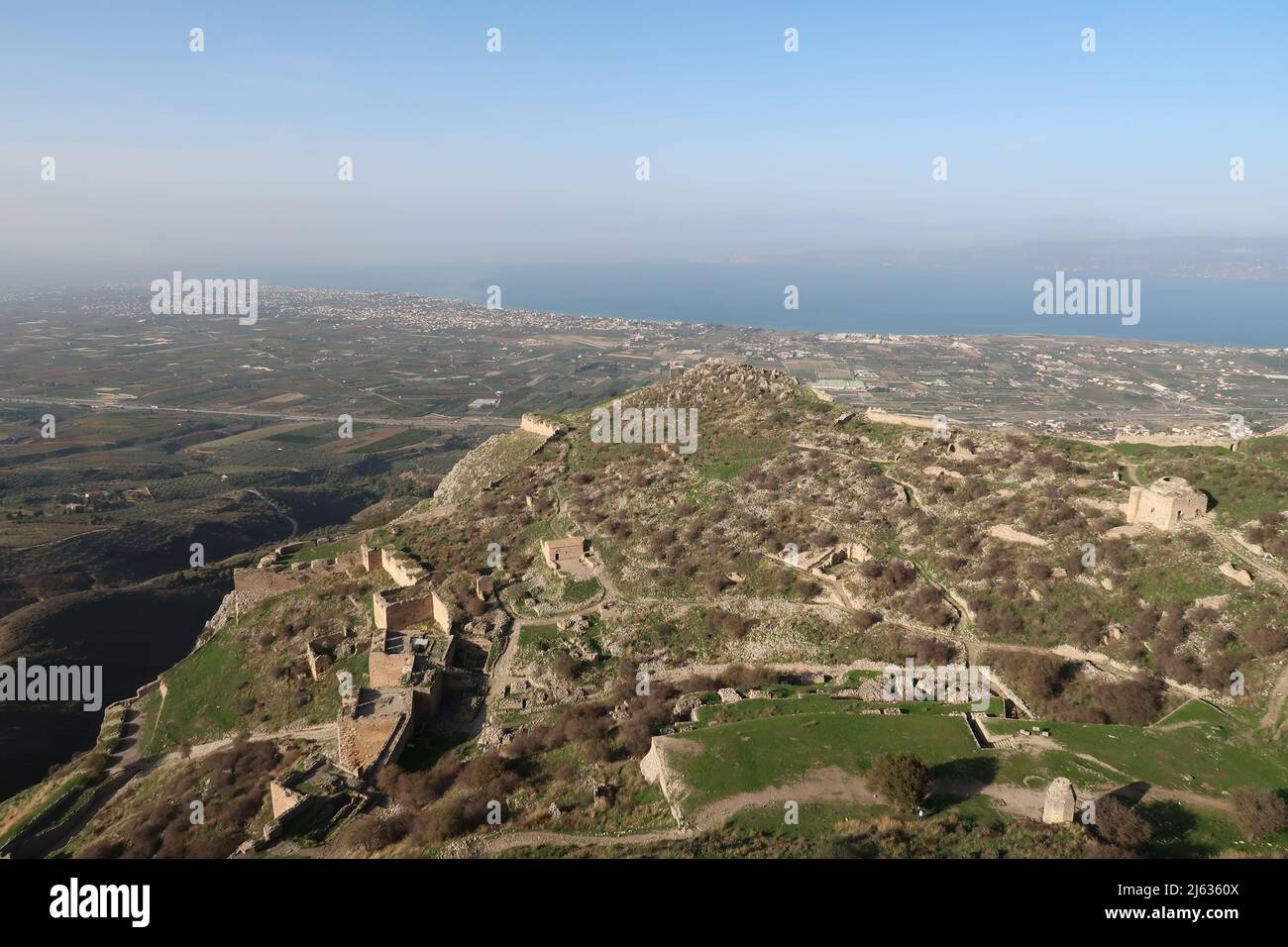 Spektakuläre Aussicht von der Acrocorinth, einer Festung in der Nähe von Korinth, auf das Meer, Griechenland 2021 Stockfoto