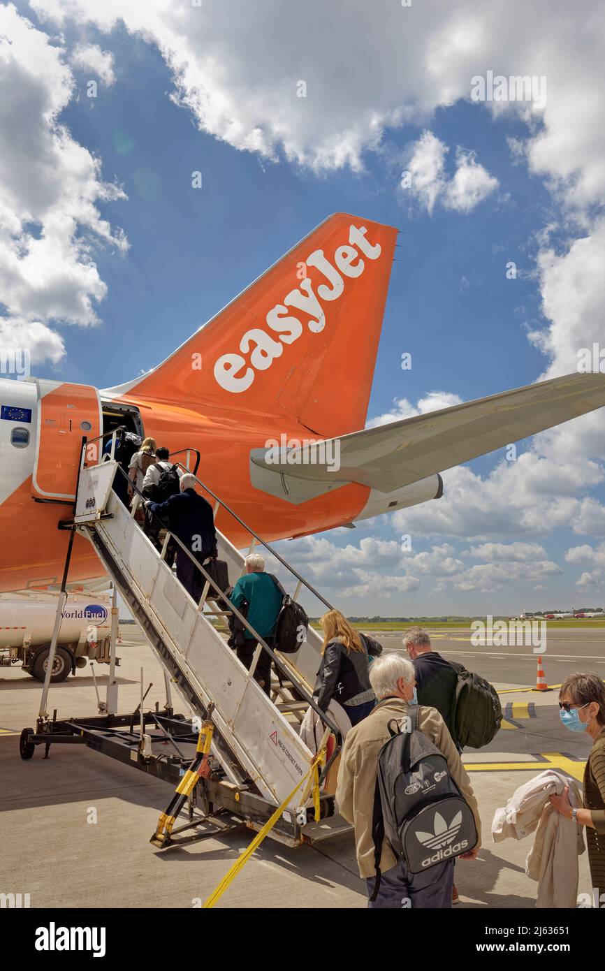 Passagiere, die easyJet-Flugzeuge über eine Treppe vom Flughafenvorfeld aus besteigen. Stockfoto