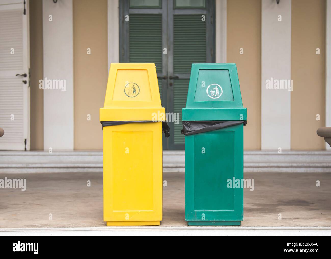 Zwei grüne und gelbe Behälter zur Abfalltrennung. Stockfoto